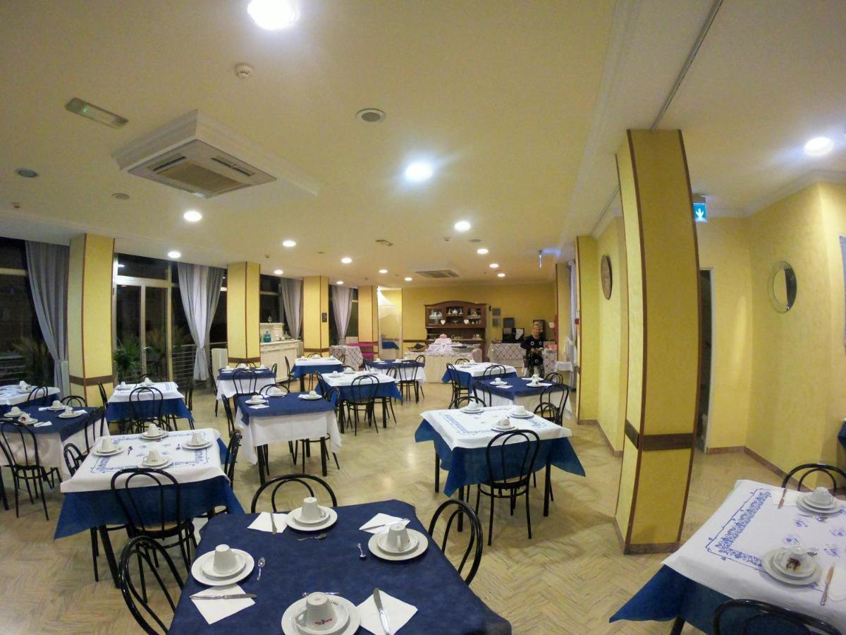 Hotel Half Moon Airport Restaurant Rímini Exterior foto